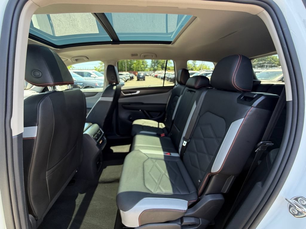 Used 2025 Volkswagen Atlas Peak Edition SE AWD/4WD image 21