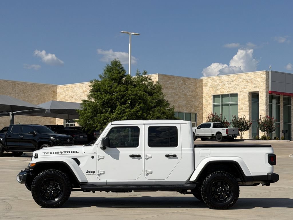 Used 2025 Jeep Gladiator Sport AWD/4WD image 3
