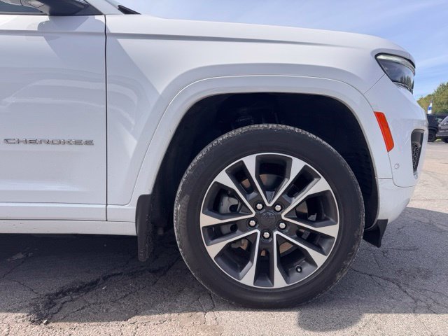 Used 2023 Jeep Grand Cherokee Overland w/ Luxury Tech Group IV AWD/4WD image 9