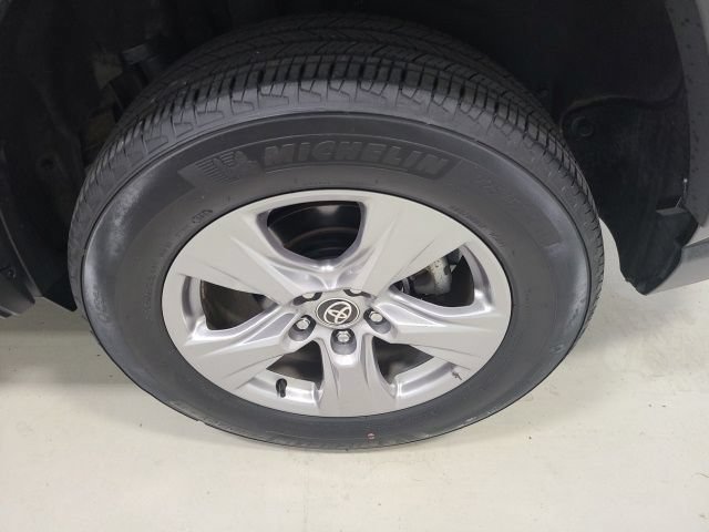 Used 2024 Toyota RAV4 XLE FWD image 38