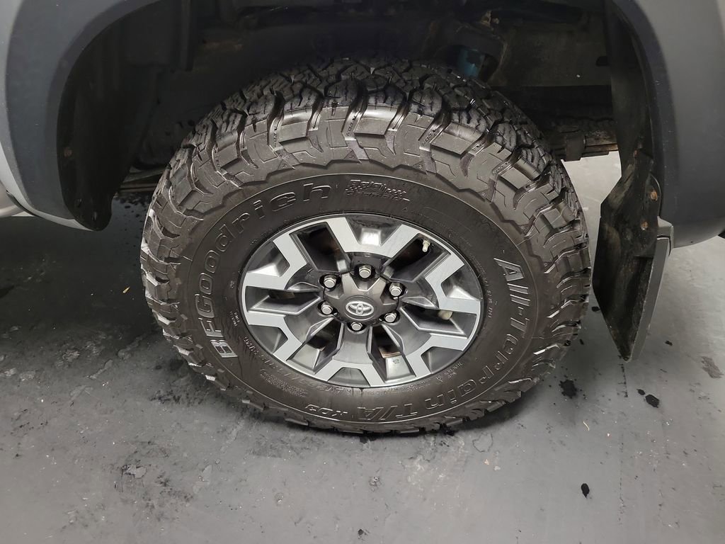 Used 2017 Toyota Tacoma TRD Off-Road w/ Premium & Technology Package image 11