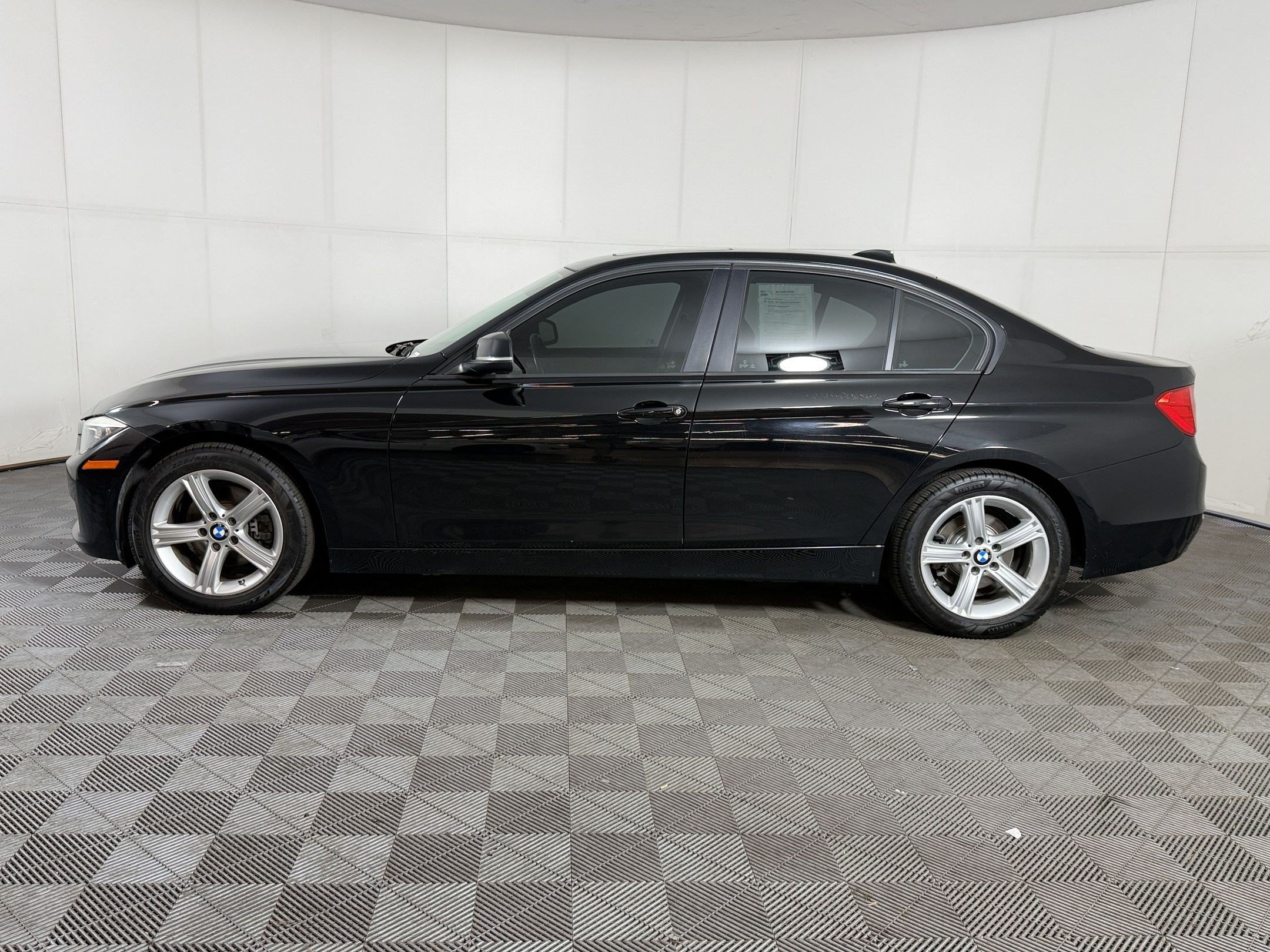 Used 2014 BMW 320i xDrive Sedan AWD/4WD image 2