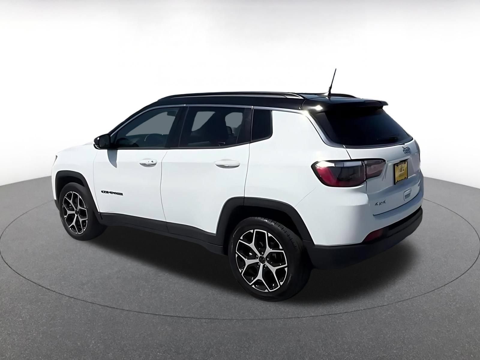 Used 2025 Jeep Compass Limited AWD/4WD image 10
