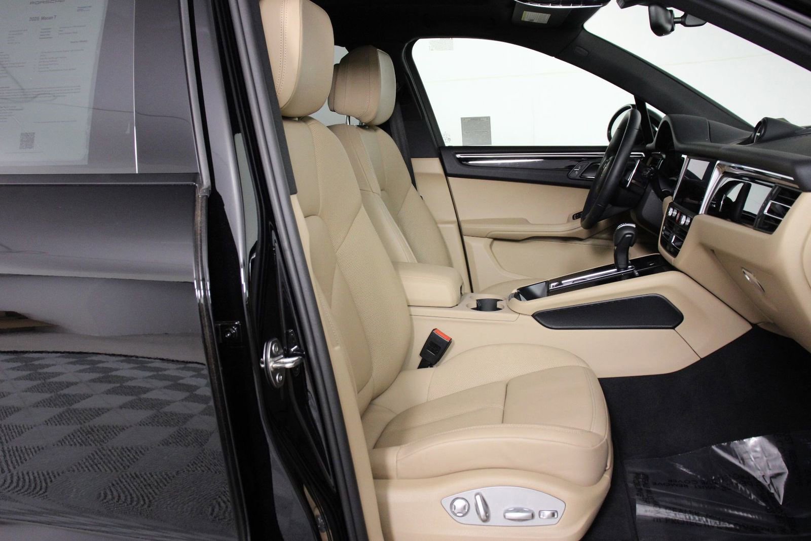 Certified 2025 Porsche Macan image 31