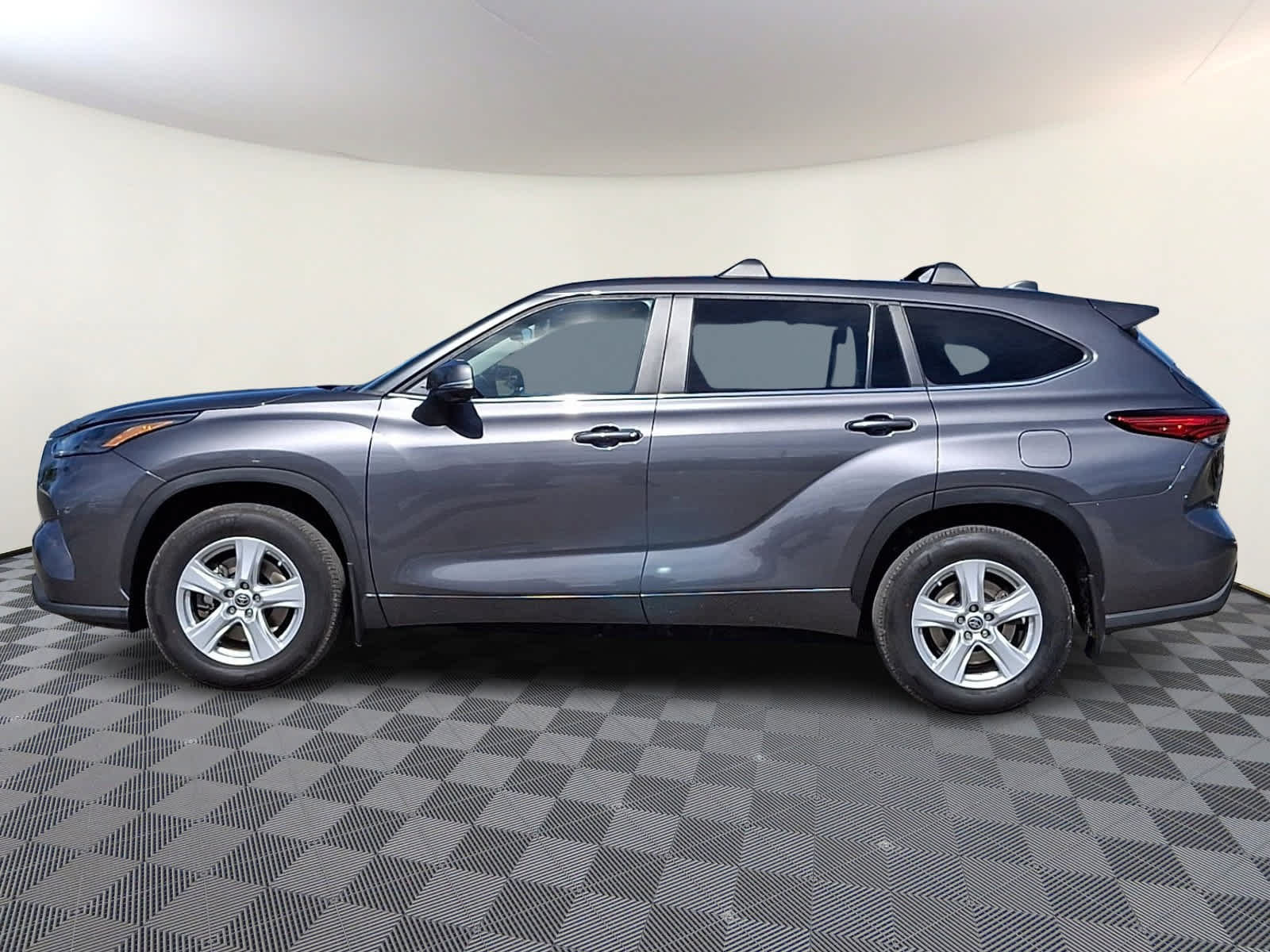 Used 2023 Toyota Highlander LE AWD/4WD image 8