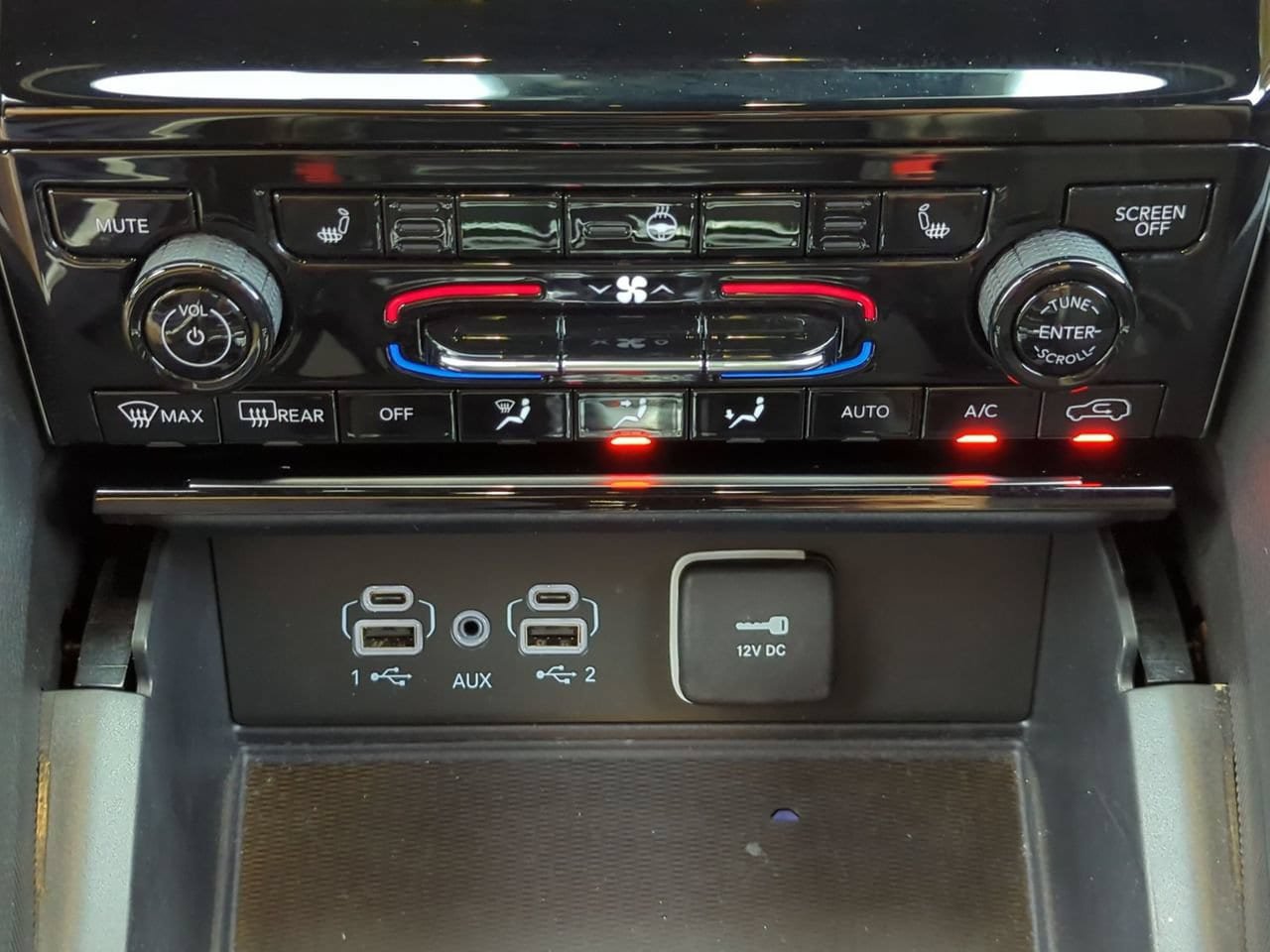 Used 2024 Jeep Grand Cherokee Altitude AWD/4WD image 17