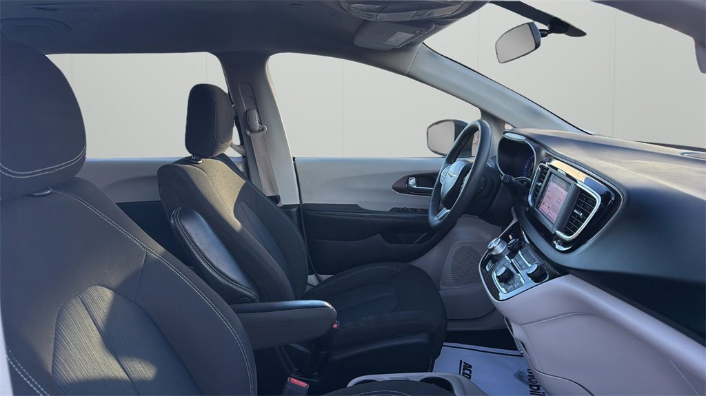 Used 2022 Chrysler Voyager LX image 37