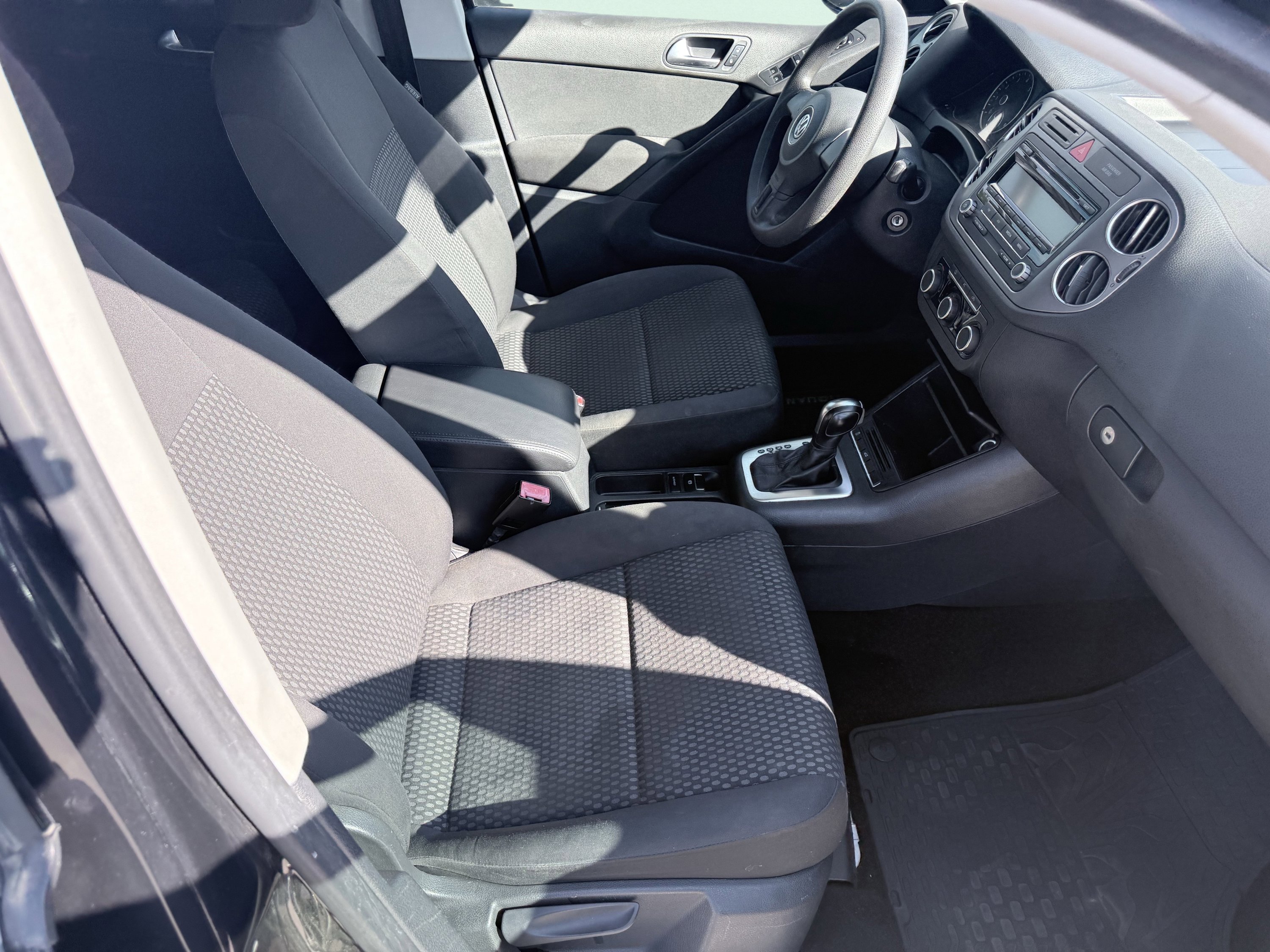 Used 2011 Volkswagen Tiguan S image 42