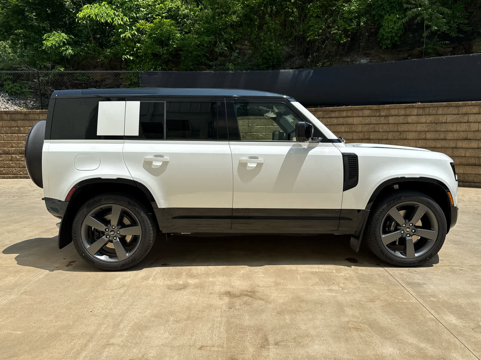 New 2025 Land Rover Defender 110 V8 image 7