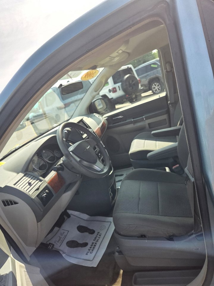 Used 2009 Chrysler Town & Country LX w/ Entertainment Group #1 image 9
