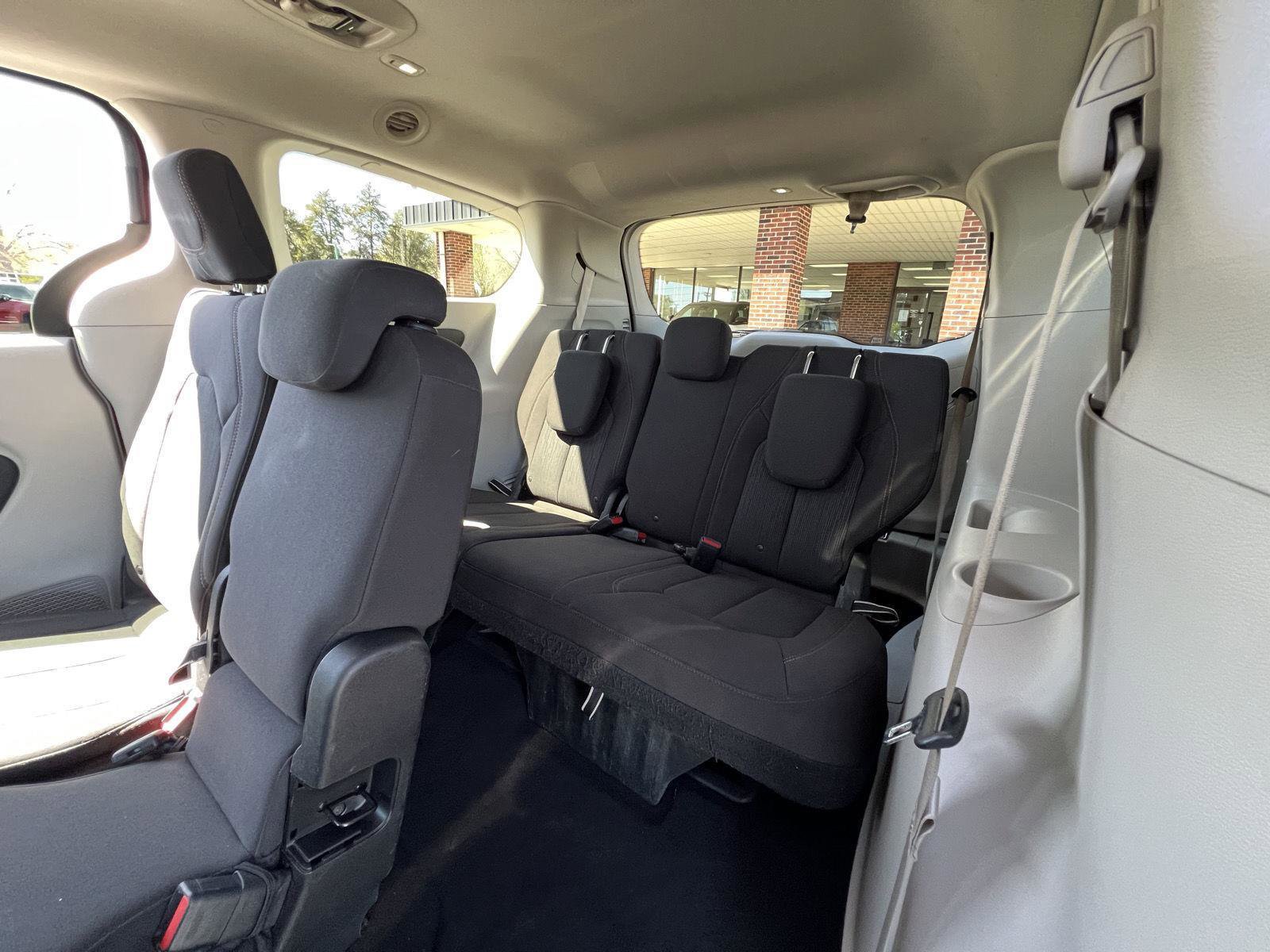 Used 2017 Chrysler Pacifica Touring image 40