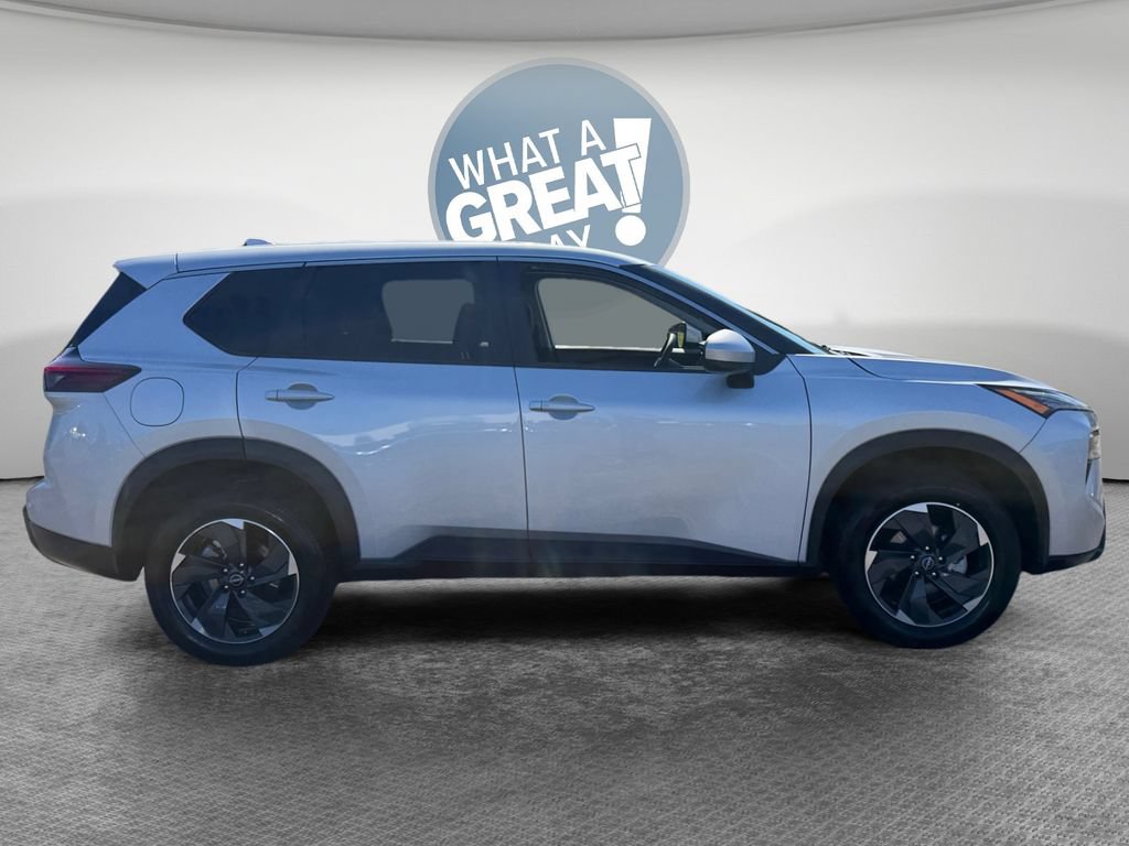 Used 2024 Nissan Rogue SV AWD/4WD image 2