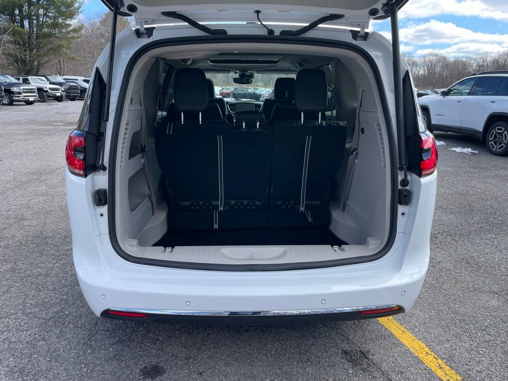 Used 2024 Chrysler Pacifica Limited image 8