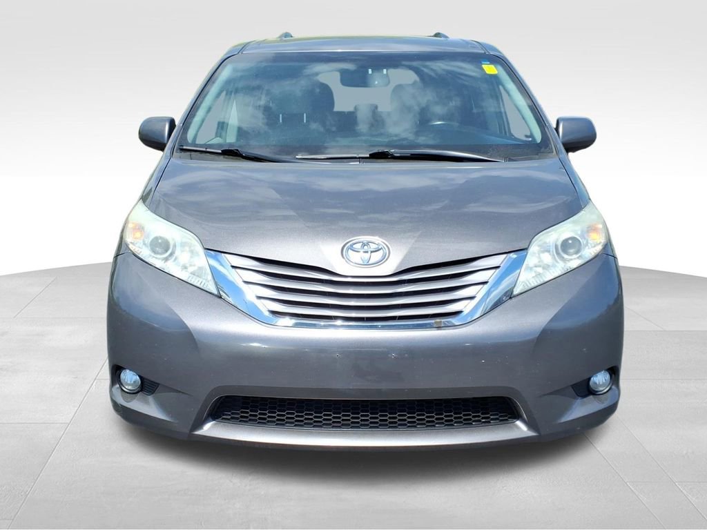 Used 2017 Toyota Sienna XLE AWD/4WD image 2