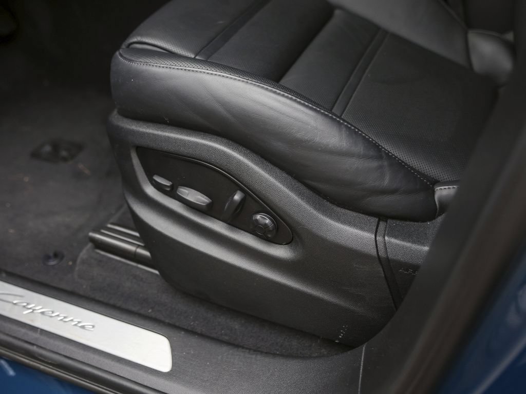Certified 2025 Porsche Cayenne E-Hybrid AWD/4WD image 16