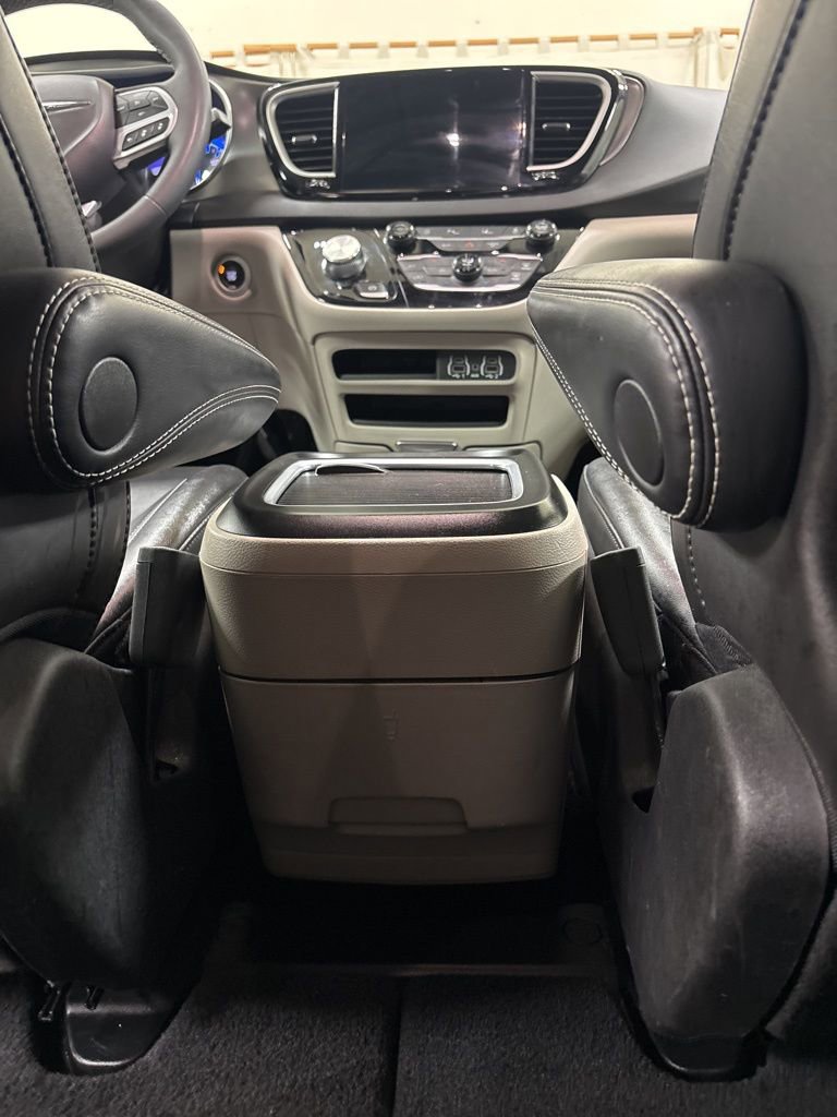 Used 2024 Chrysler Pacifica Touring-L FWD image 19