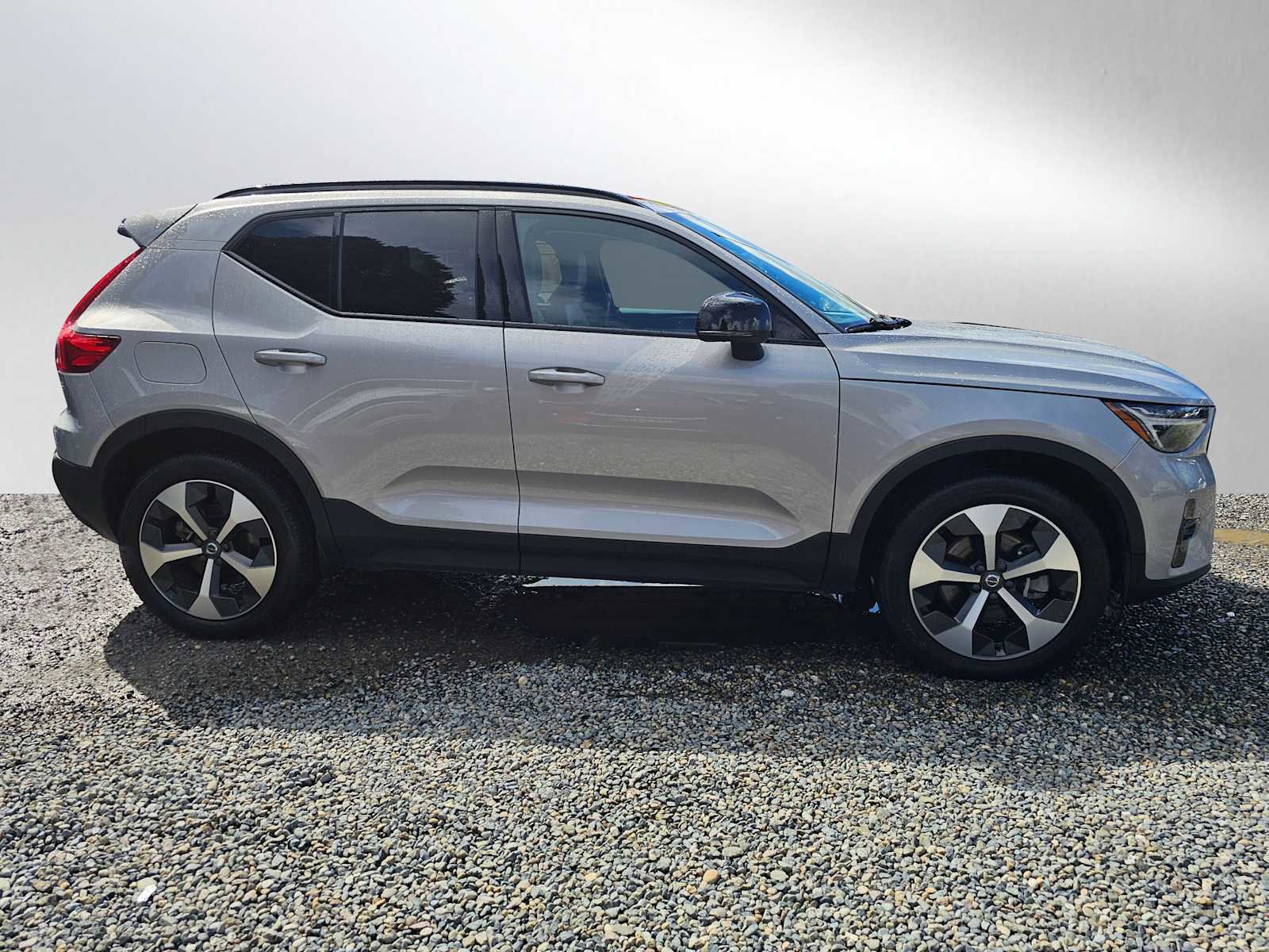 Used 2023 Volvo XC40 B5 Plus w/ Protection Package Premier AWD/4WD image 2