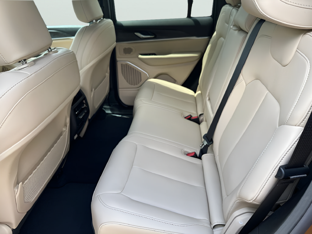 New 2026 Jeep Grand Cherokee Limited RWD image 32