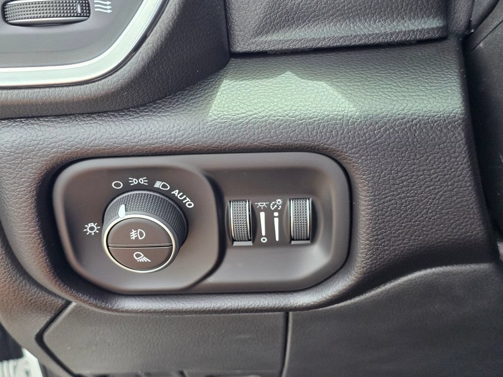 Used 2025 RAM 3500 Laramie AWD/4WD image 22