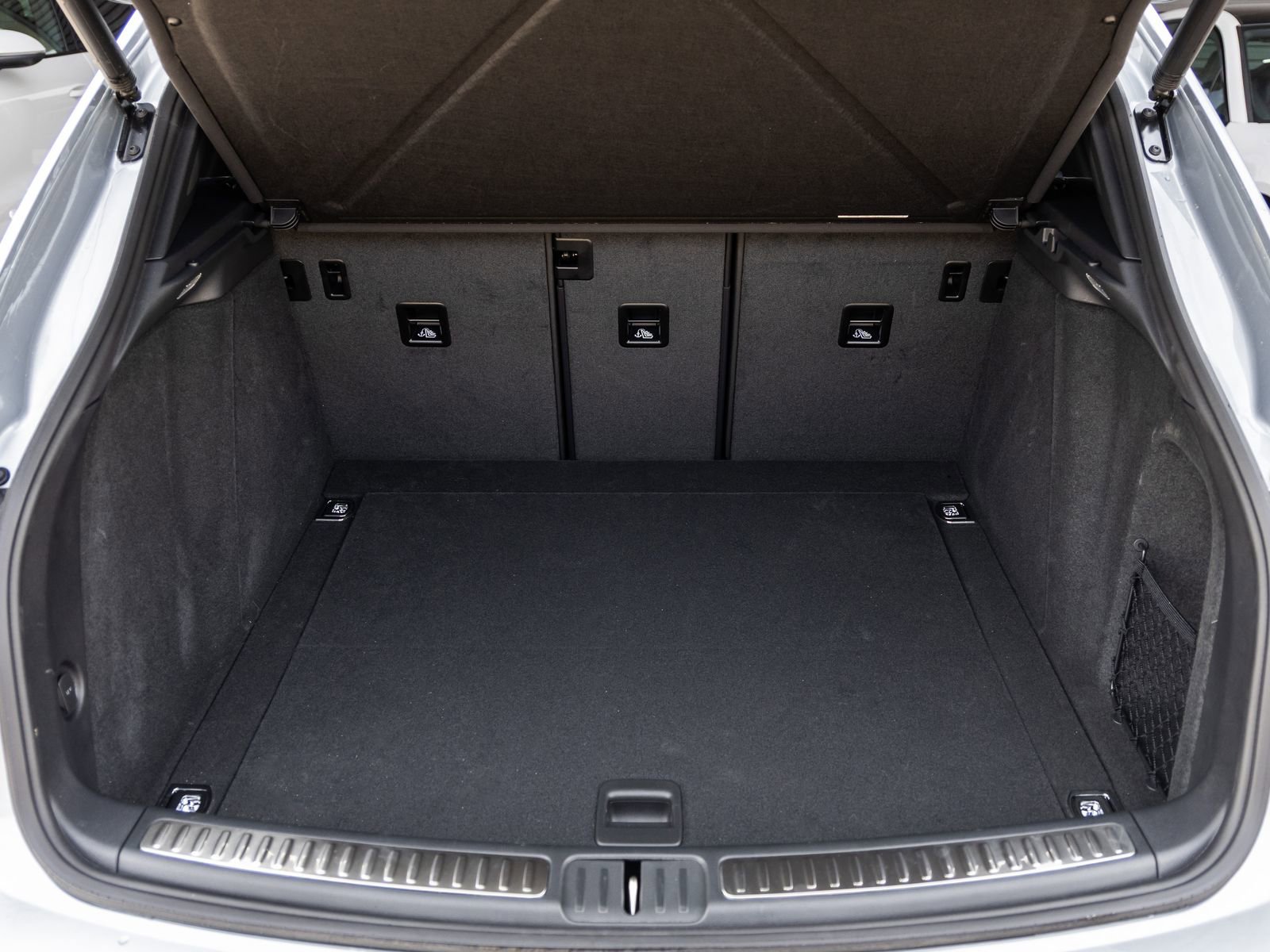 Certified 2025 Porsche Macan image 39