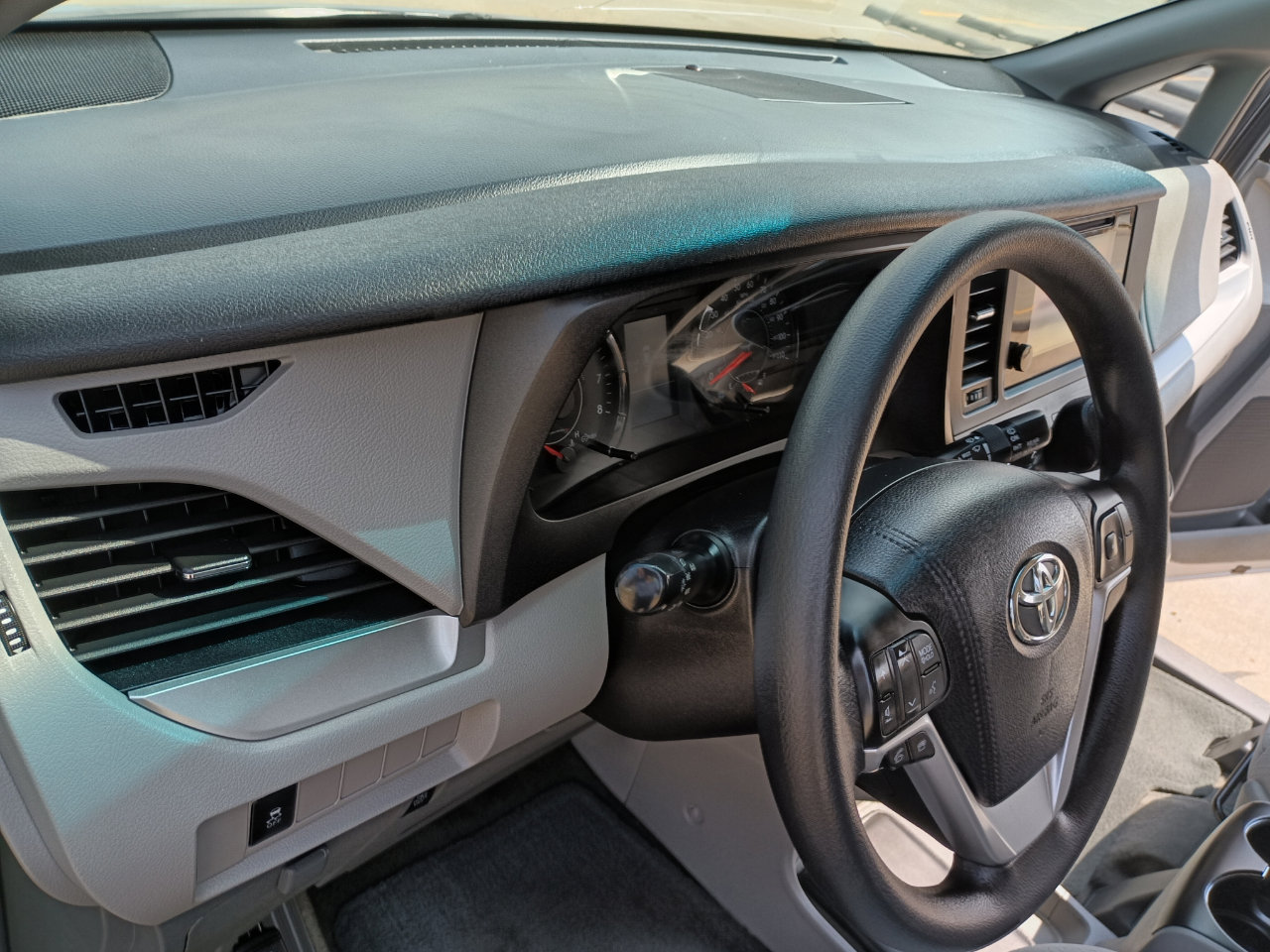 Used 2017 Toyota Sienna LE image 24