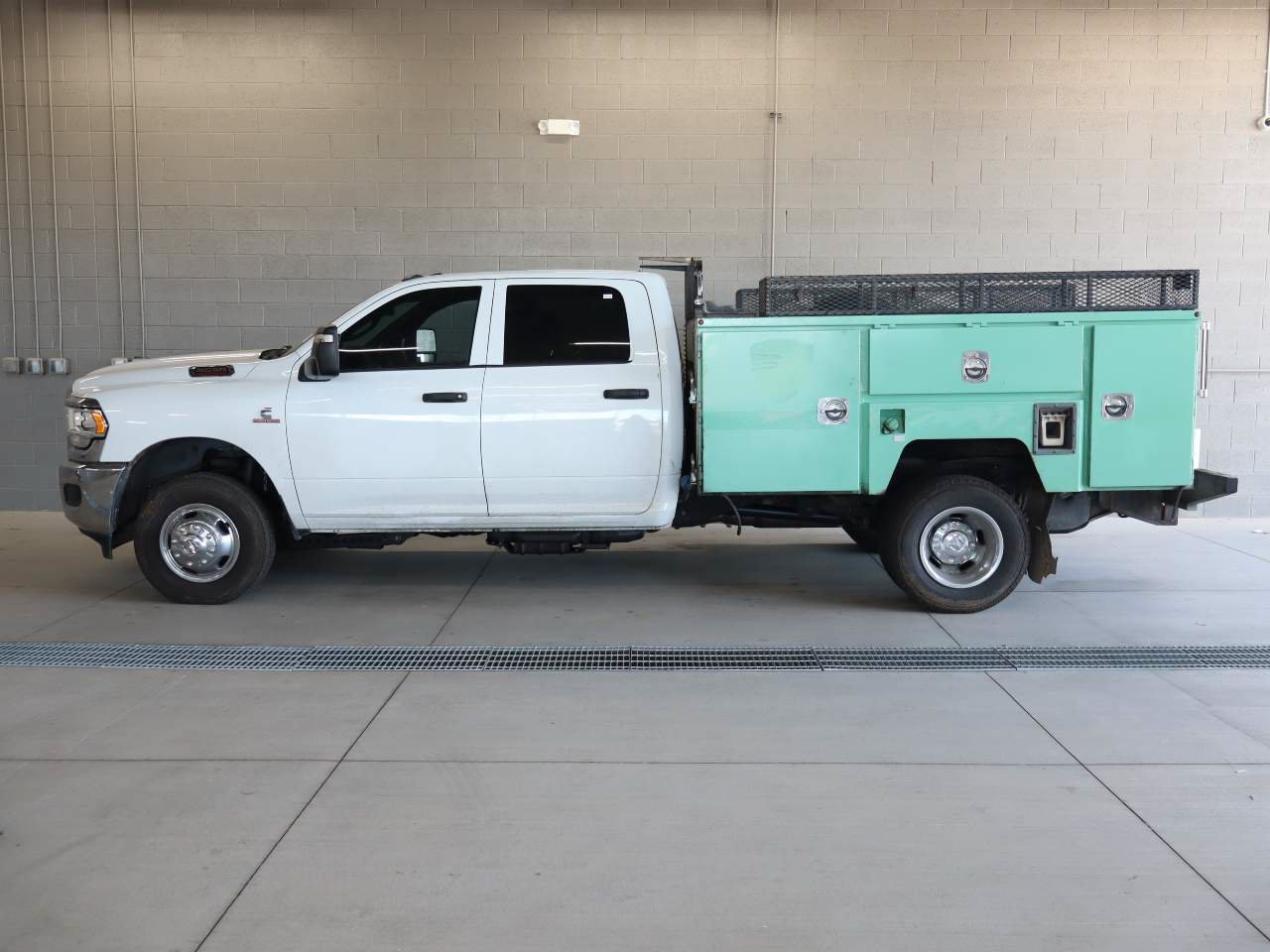 Used 2023 RAM 3500 Tradesman w/ Chrome Appearance Group AWD/4WD image 2