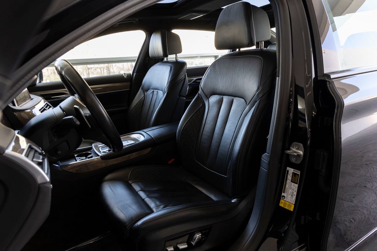 Used 2020 BMW 740i w/ M Sport Package RWD image 19