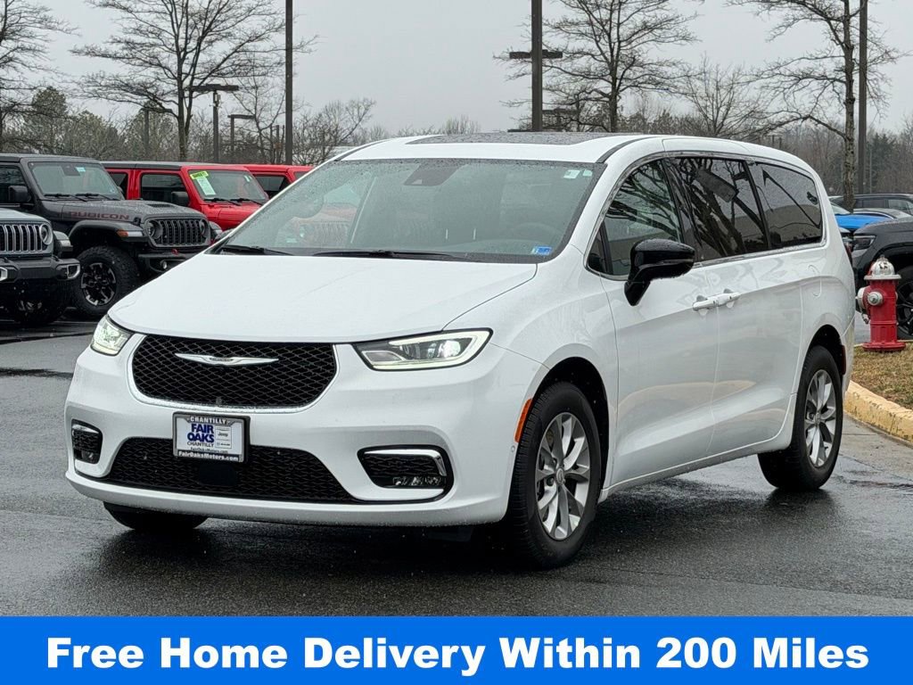 Used 2026 Chrysler Pacifica Select image 2