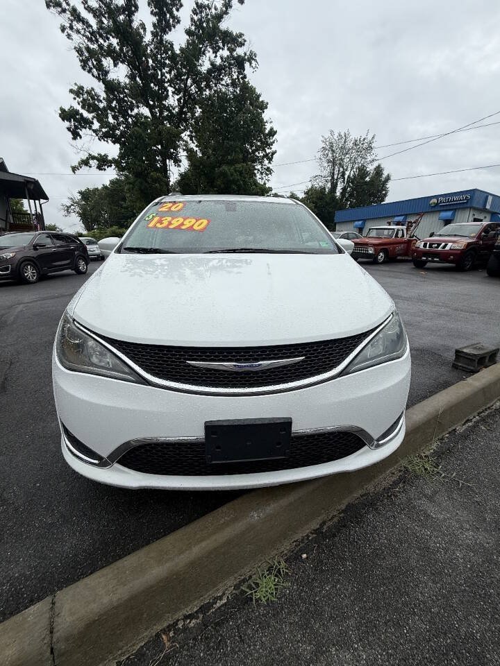 Used 2020 Chrysler Pacifica Touring-L FWD image 5