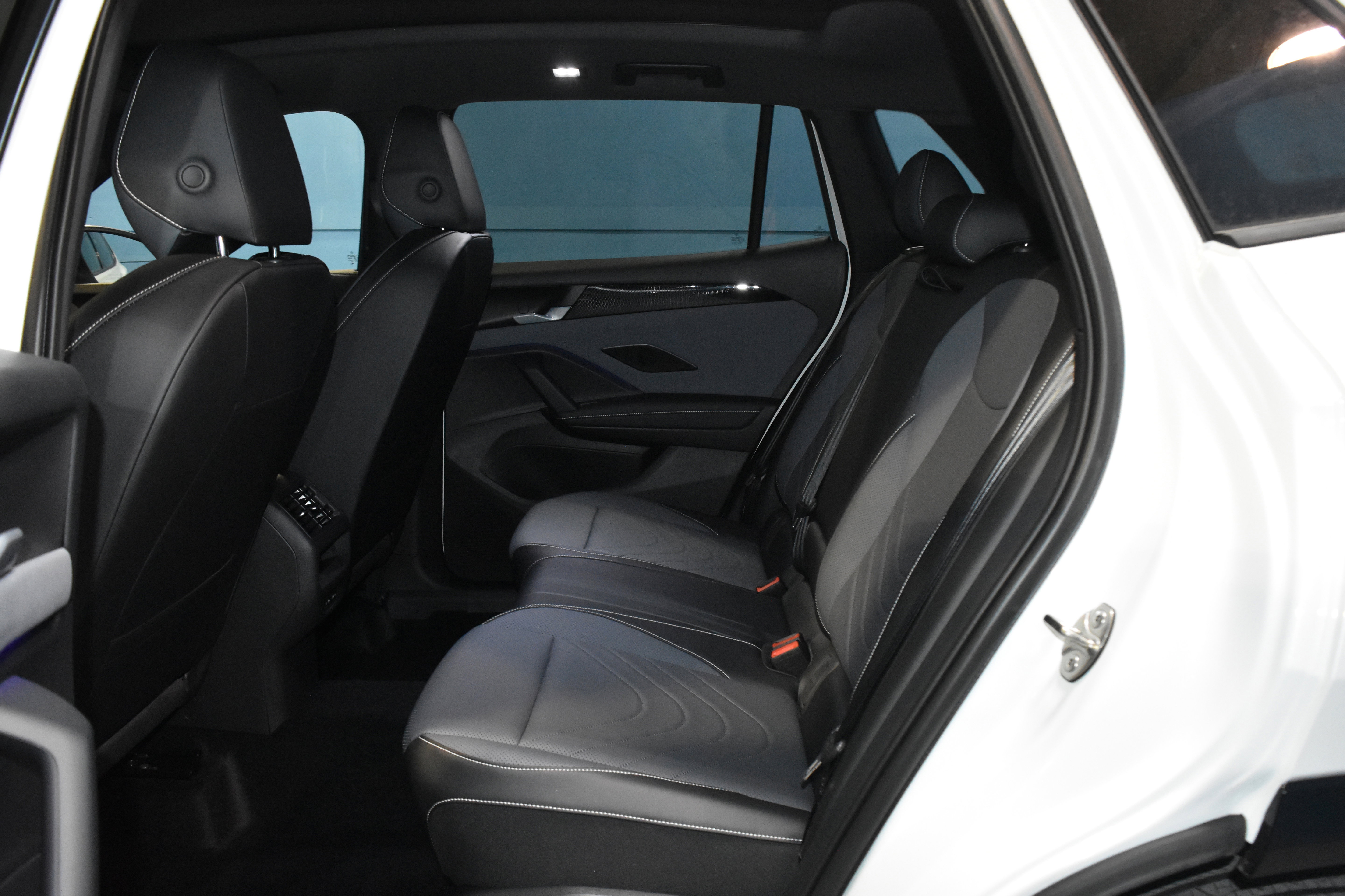 New 2026 Volkswagen Tiguan SE R-Line image 16