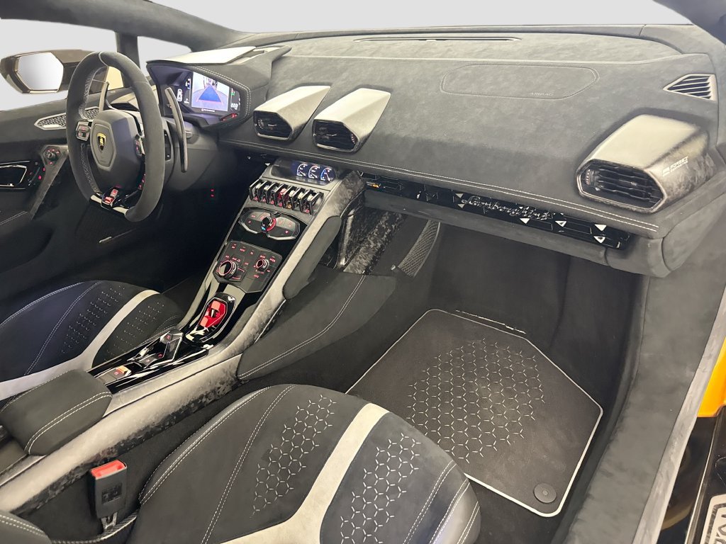 Used 2018 Lamborghini Huracan Performante AWD/4WD image 30