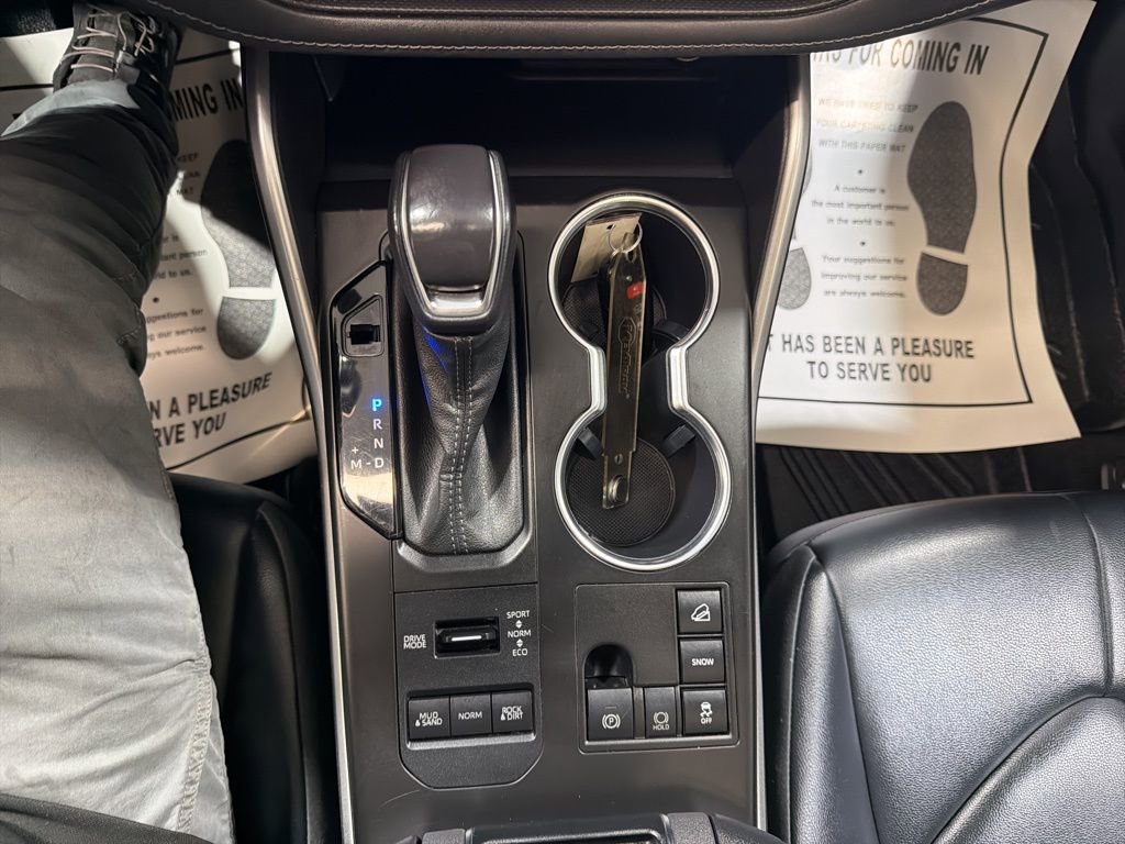 Used 2023 Toyota Highlander XLE image 32