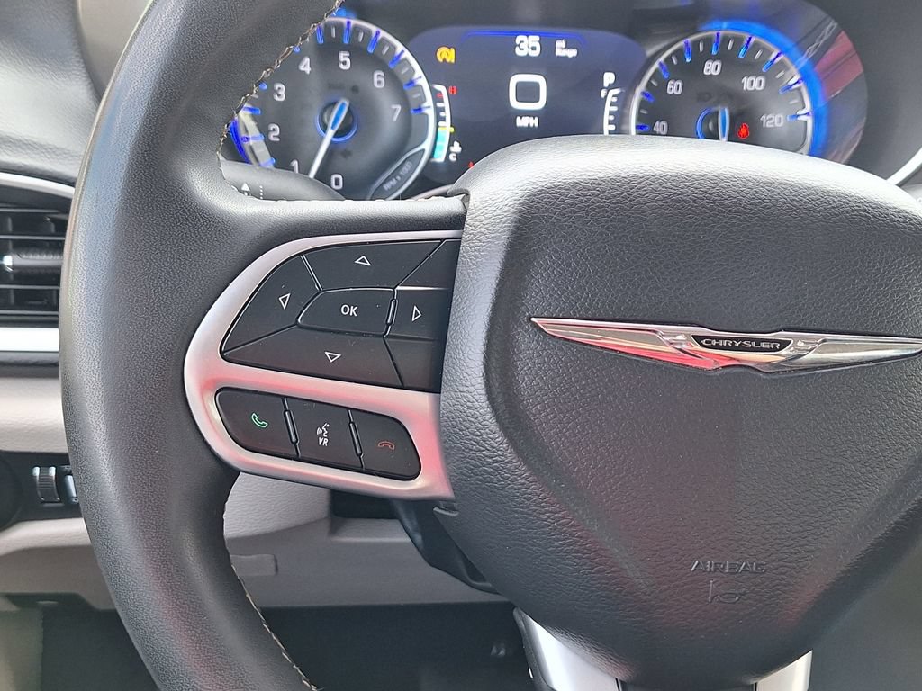 Used 2022 Chrysler Pacifica Touring-L FWD image 16