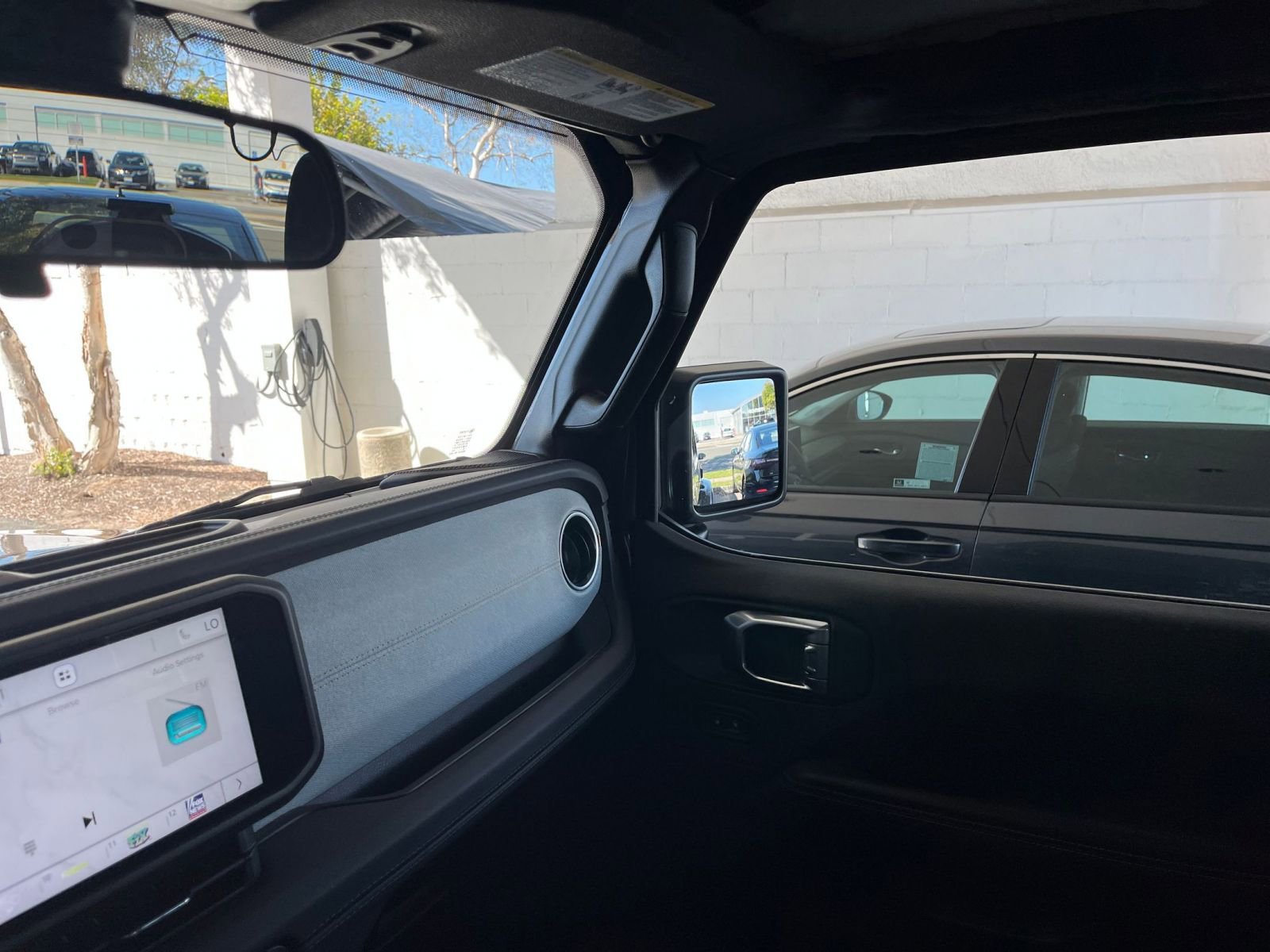 Used 2025 Jeep Wrangler Sahara image 35