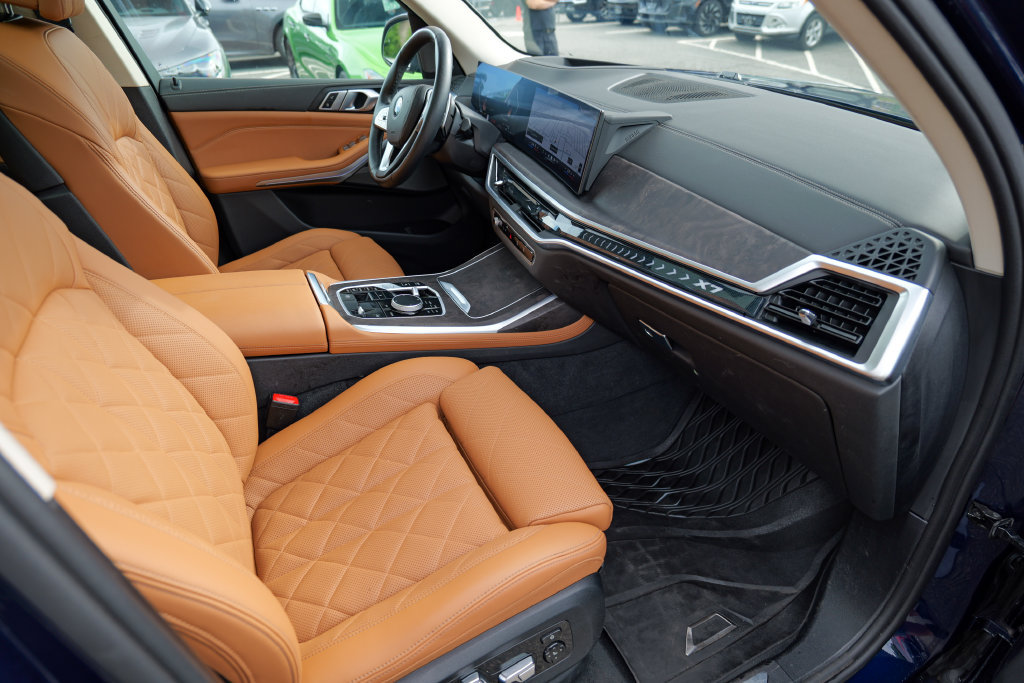 Used 2024 BMW X7 xDrive40i w/ Premium Package AWD/4WD image 38