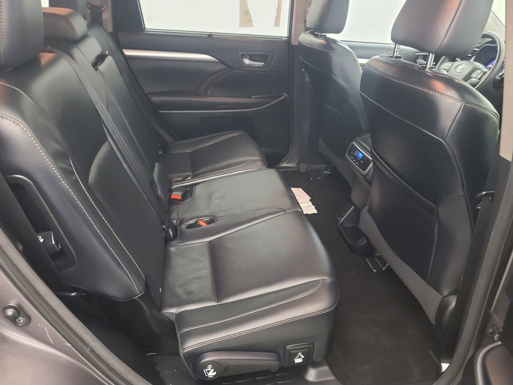Used 2015 Toyota Highlander XLE image 17