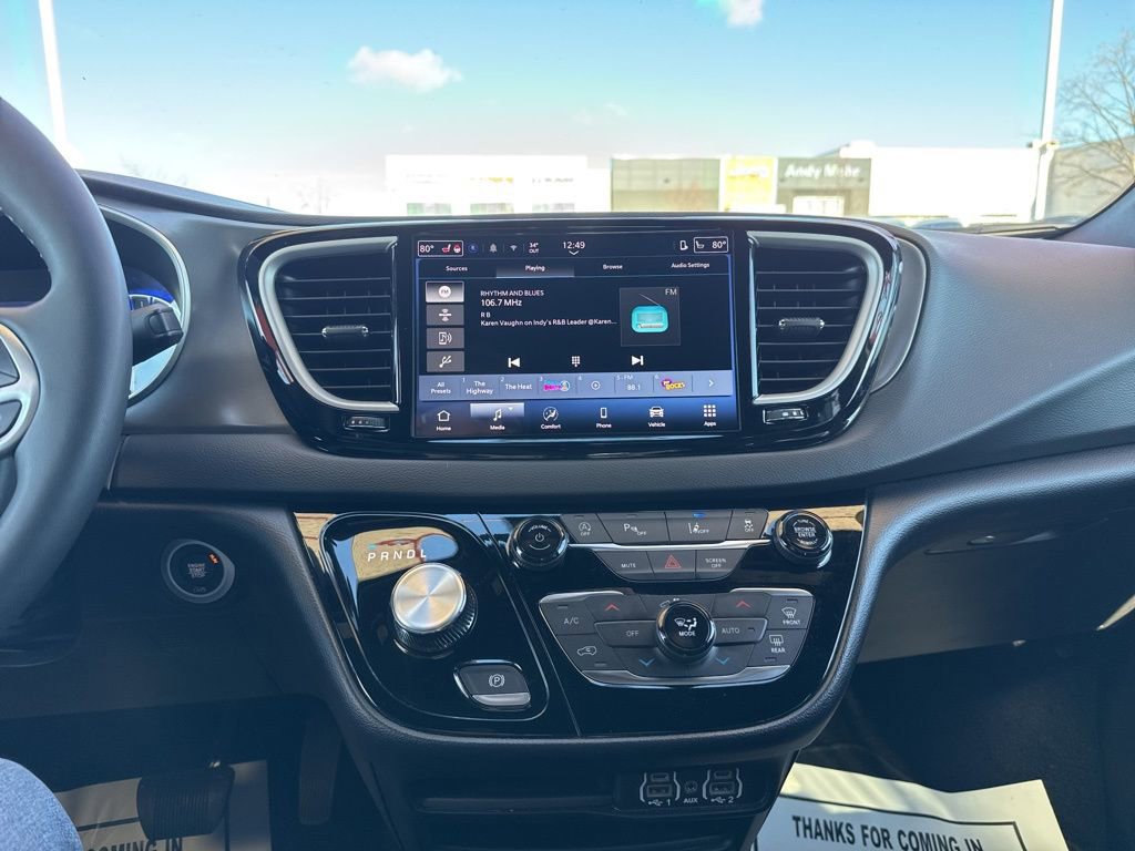 Used 2025 Chrysler Pacifica Select FWD image 16