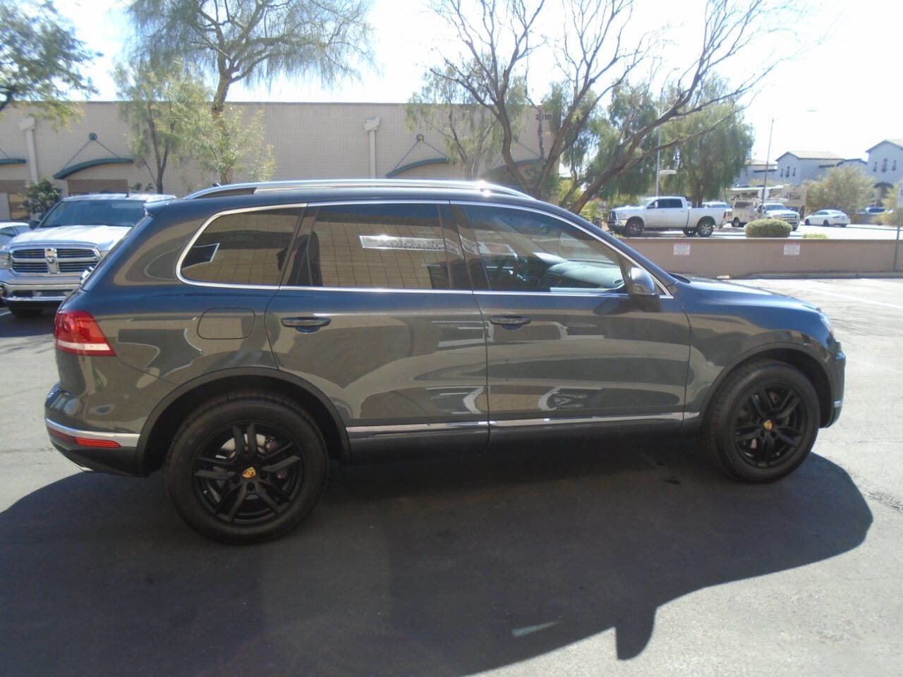 Used 2016 Volkswagen Touareg TDI image 15
