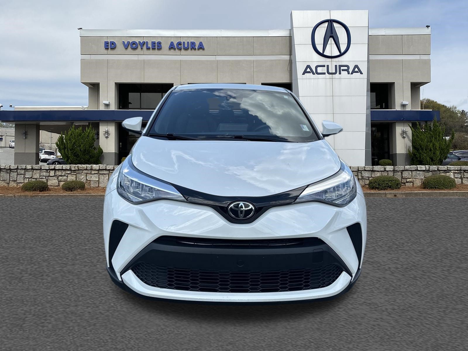 Used 2021 Toyota C-HR XLE FWD image 2