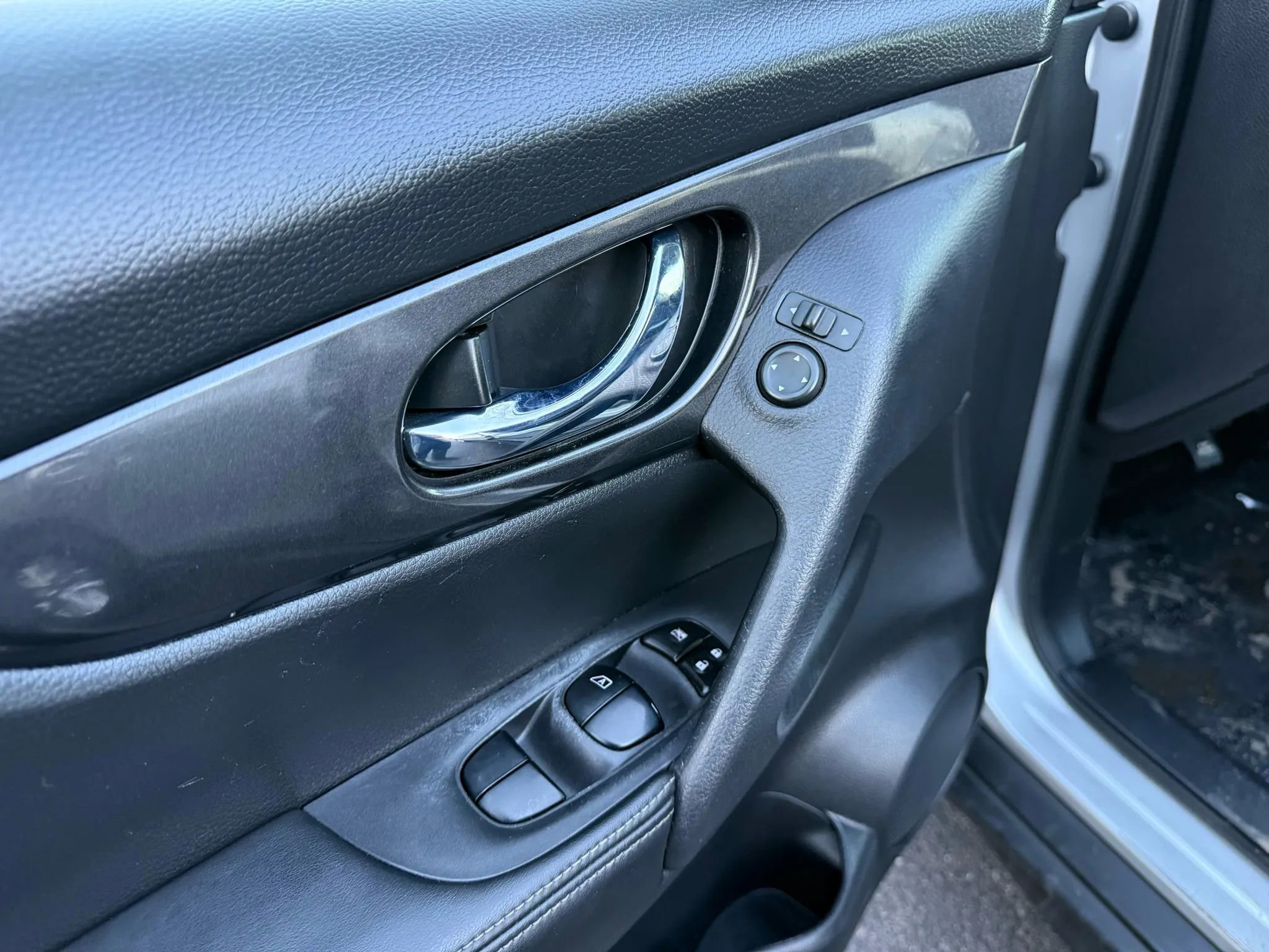 Used 2017 Nissan Rogue SV w/ SV Premium Package image 28