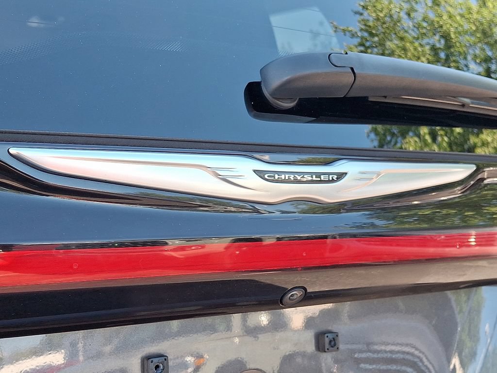 Used 2023 Chrysler Pacifica Touring-L FWD image 32