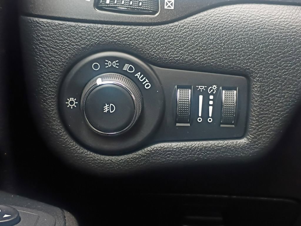 Used 2020 Jeep Cherokee Trailhawk image 12