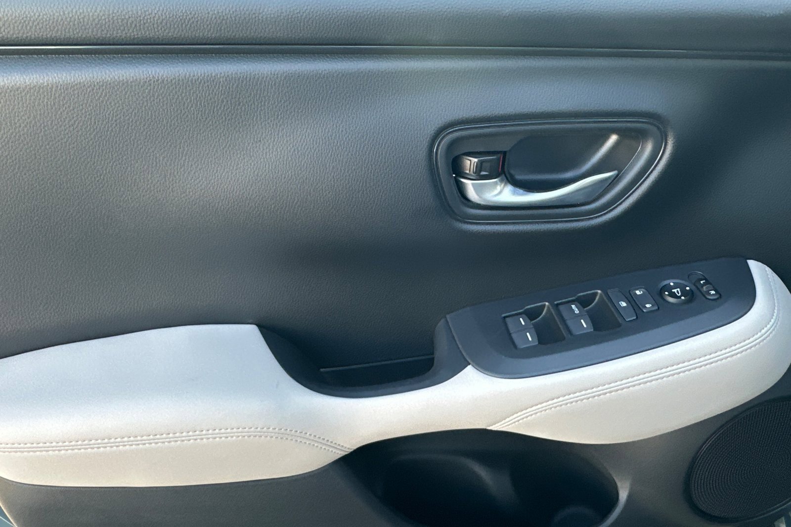 Certified 2025 Honda HR-V LX image 11