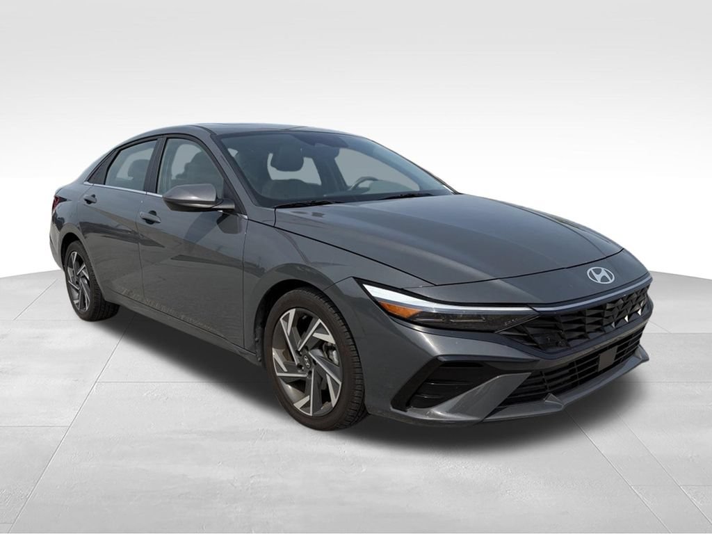 Used 2025 Hyundai Elantra SEL FWD image 3