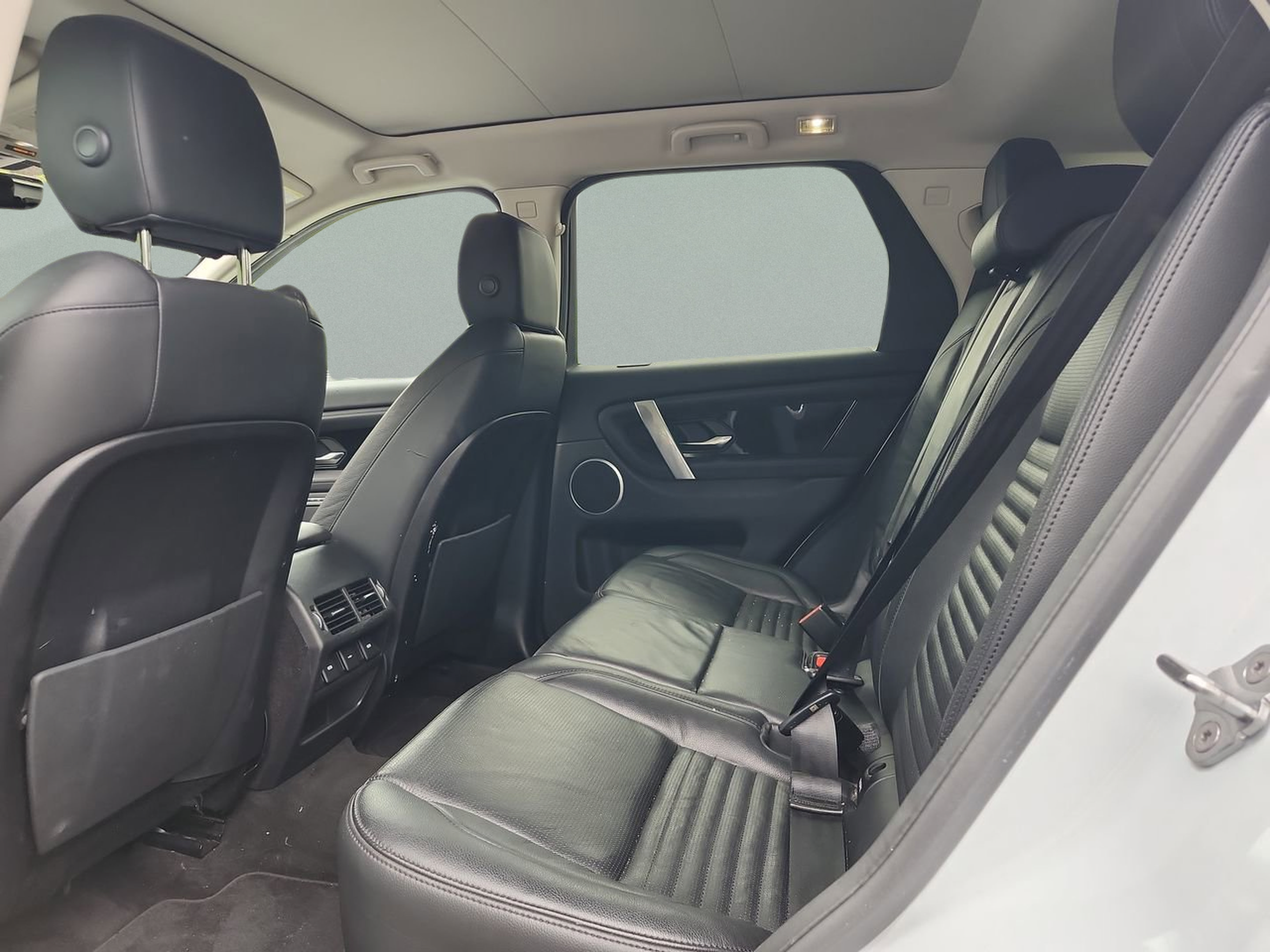 Used 2020 Land Rover Discovery Sport SE AWD/4WD image 15
