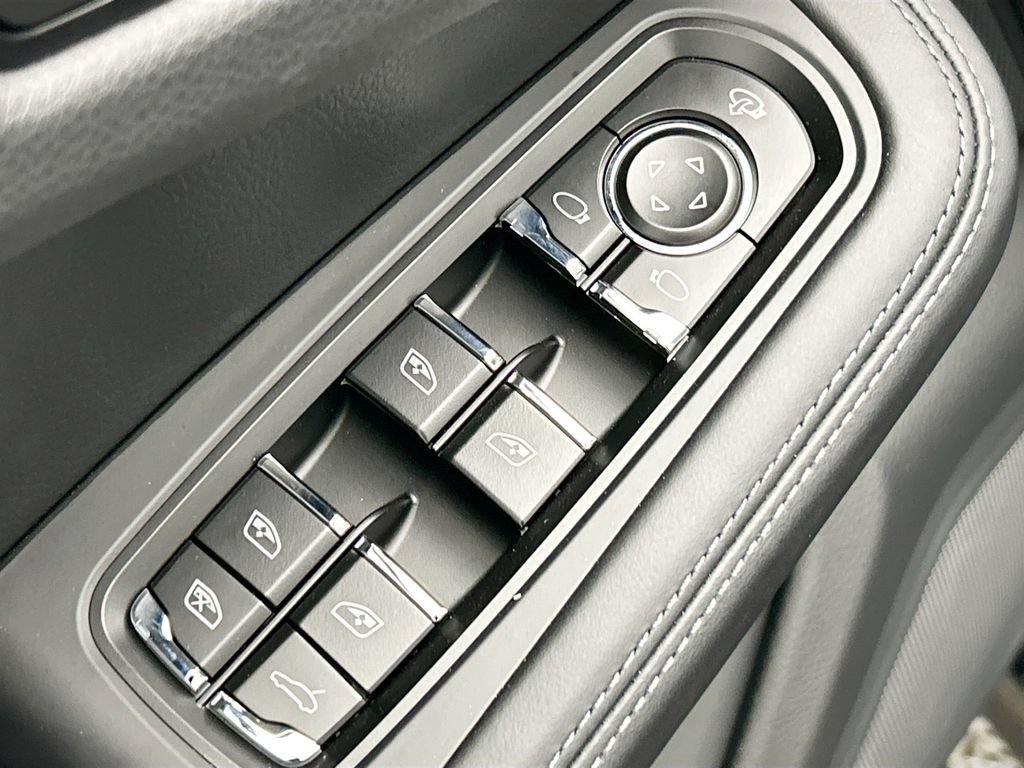Used 2026 Porsche Macan AWD/4WD image 24