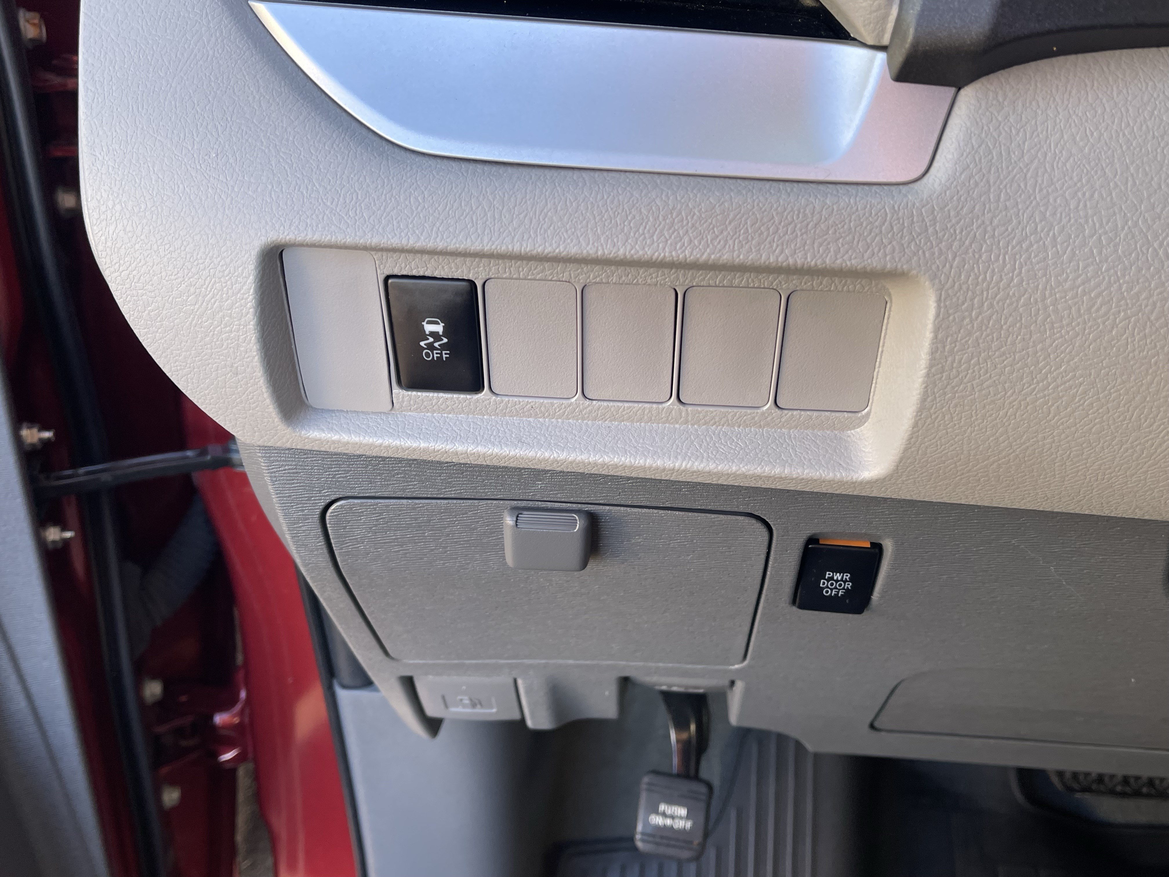 Used 2020 Toyota Sienna LE w/ LE Preferred Package FWD image 25