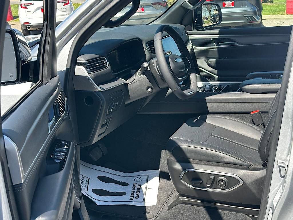 Used 2025 Jeep Wagoneer L Series II w/ 8-pass Seating Package image 13