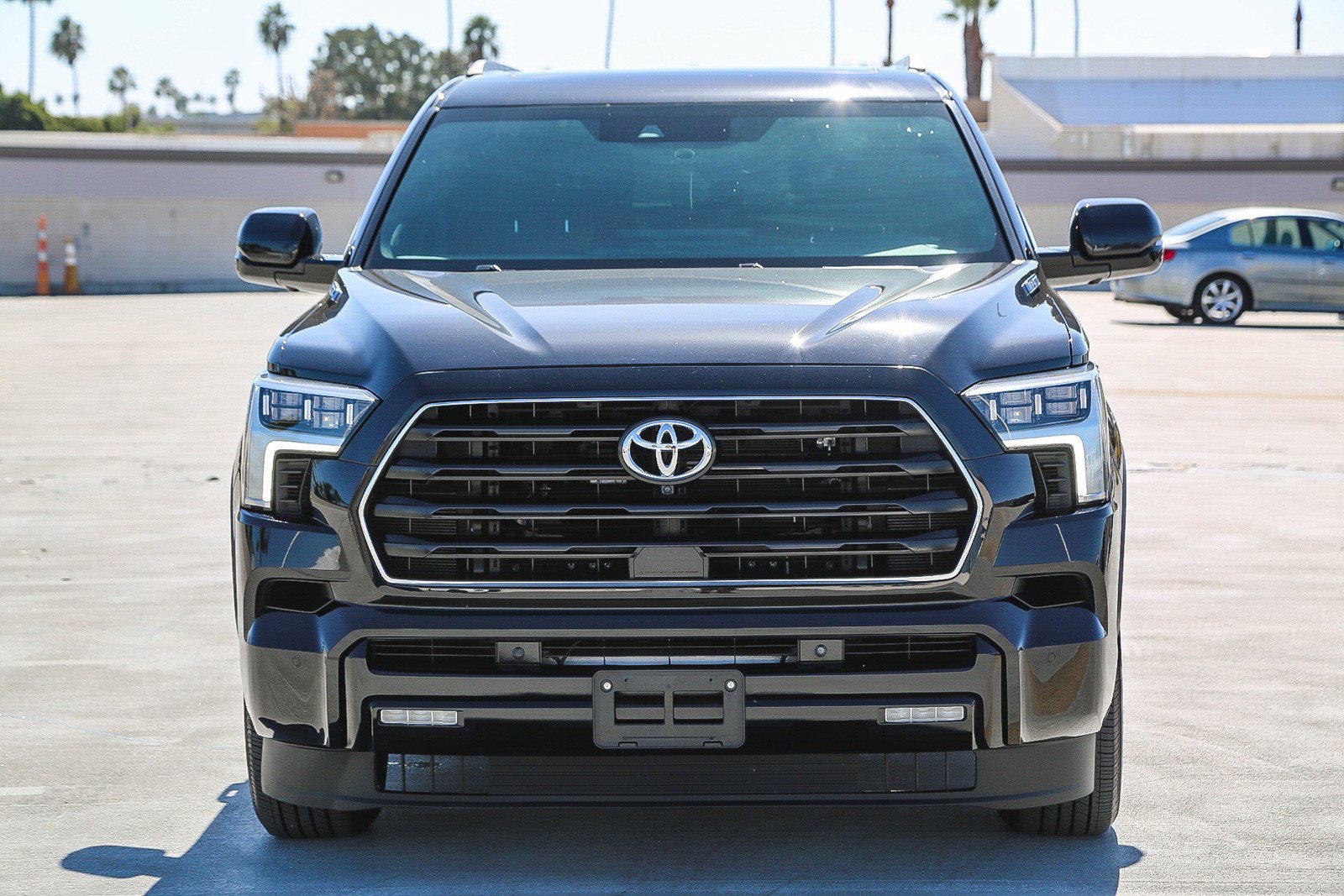 Used 2025 Toyota Sequoia Limited w/ Tow Technology Package AWD/4WD image 2