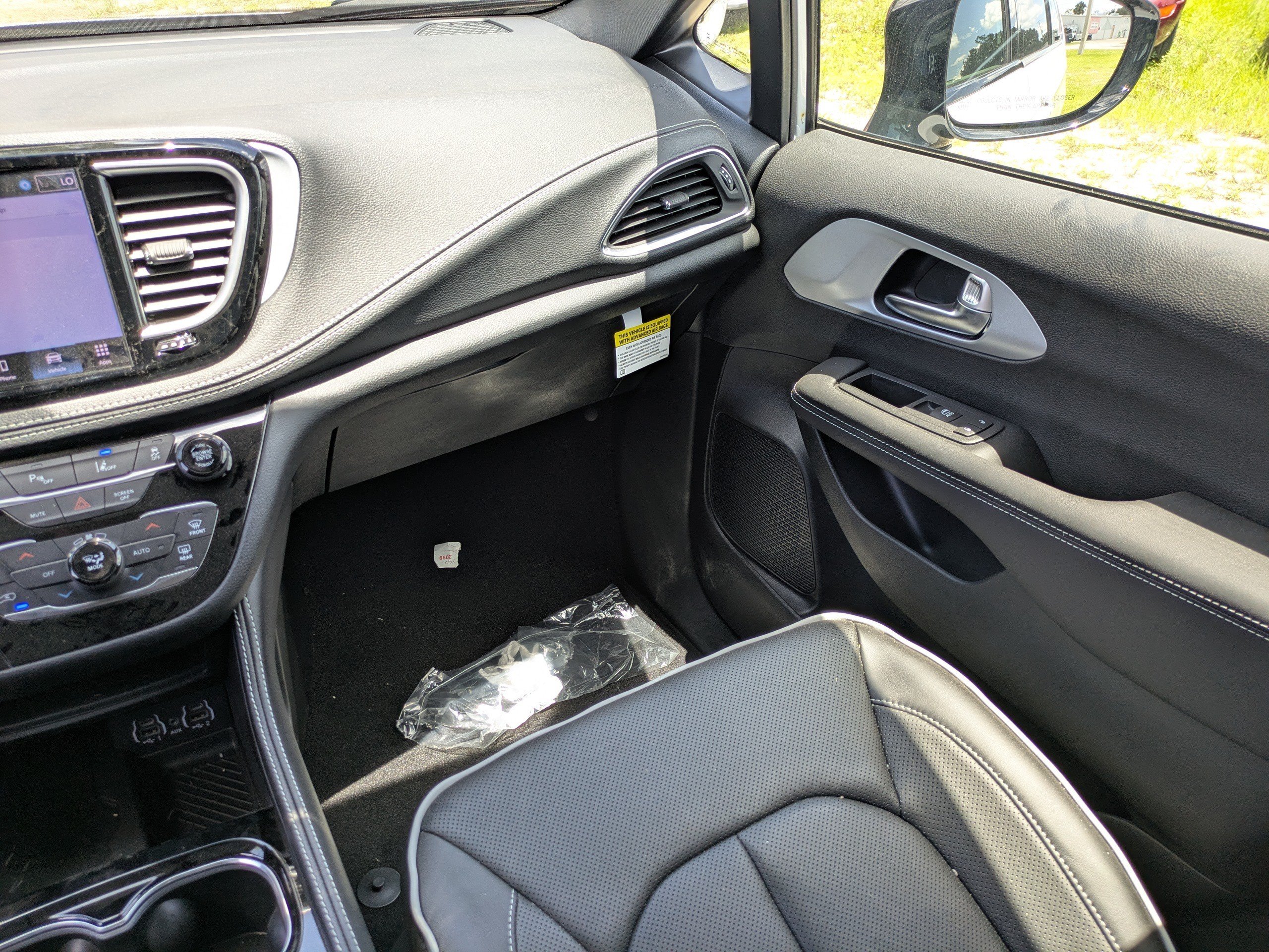 Used 2025 Chrysler Pacifica Limited FWD image 15